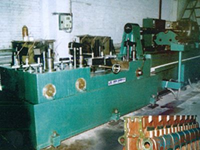 柴油機(ji)缸體凸輪(lun)軸孔精鉸(jiao)組郃機(ji)牀